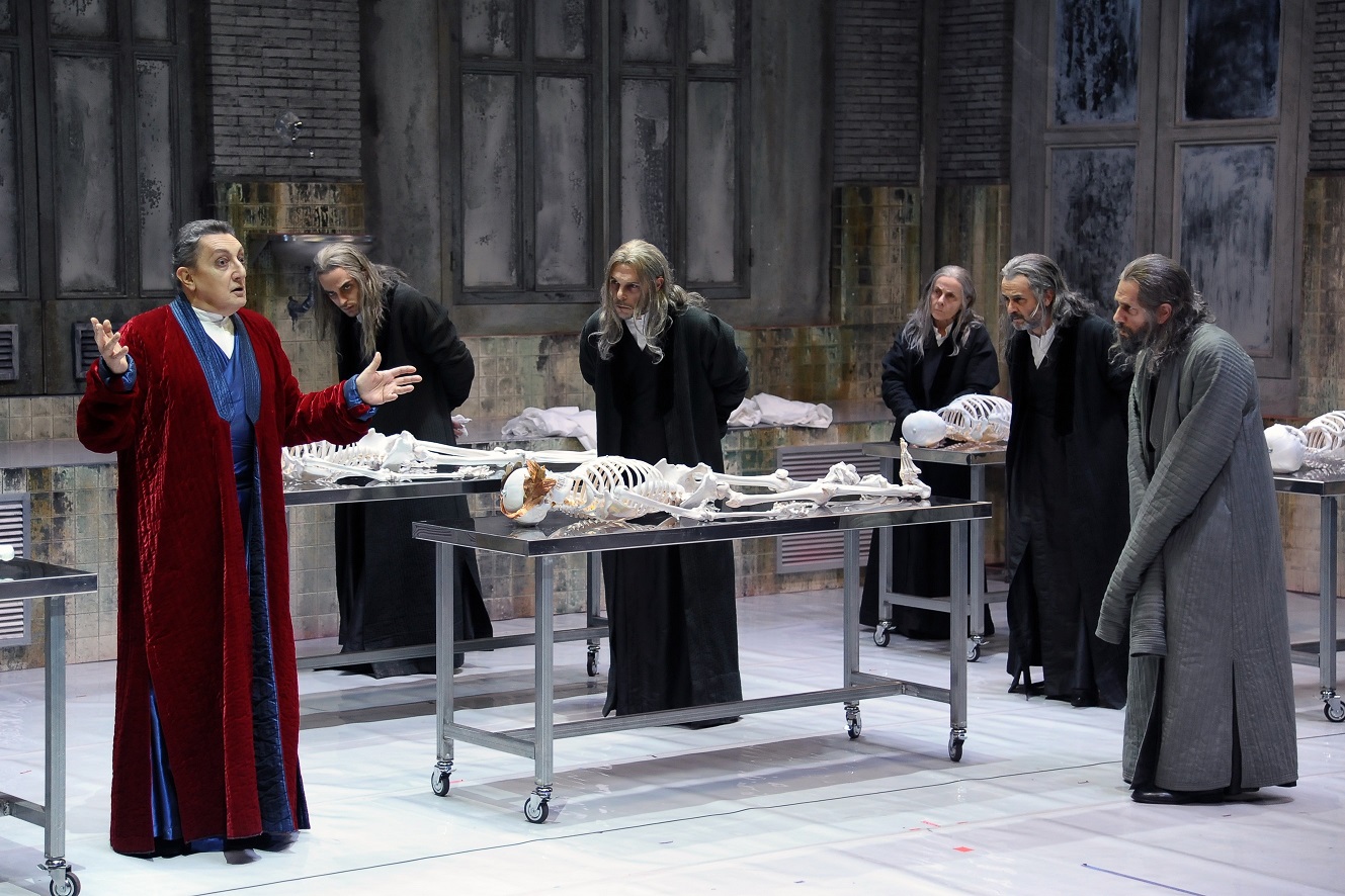 ANTIGONE-di-Federico-Tiezzi_-in-scena-Sandro-Lombardi-Creonte-e-da-sinistra-Tanganelli-Brinzi-Mazza-Pavone-Lavia-_-foto-di-Achille-Le-Pera-4